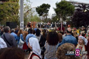 Πλήθος κόσμου παρακολουθεί την παρέλαση των χορευτικών συγκροτημάτων, Πάτρα 2017