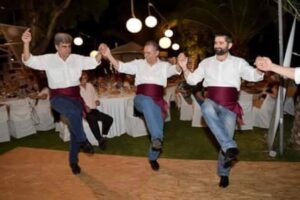 Χορευτής του Λαϊκού Εργαστηρίου Πάτρας σε κίνηση χορού, Παραλία Πατρών 2017