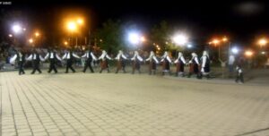 Χορευτές σε παραδοσιακό σχηματισμό στο φεστιβάλ χορού, Αντίρριο 2016
