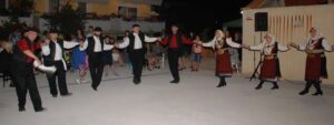Χορευτές του Λαϊκού Εργαστηρίου Πάτρας στο πανηγύρι Αγίου Παναγή Μπασιά, Κρύα Ιτεών 2014